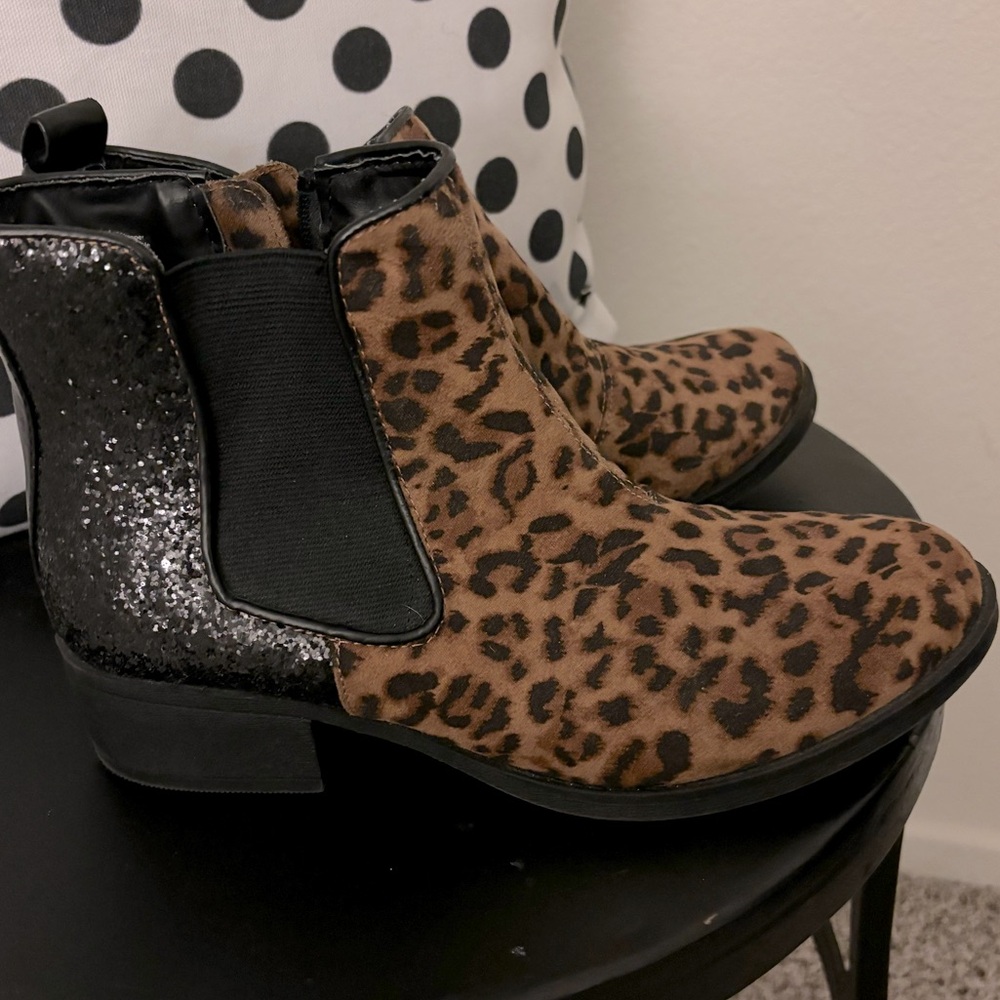 Stevie’s leopard and black sparkle booties, size 6. Excellent condition.